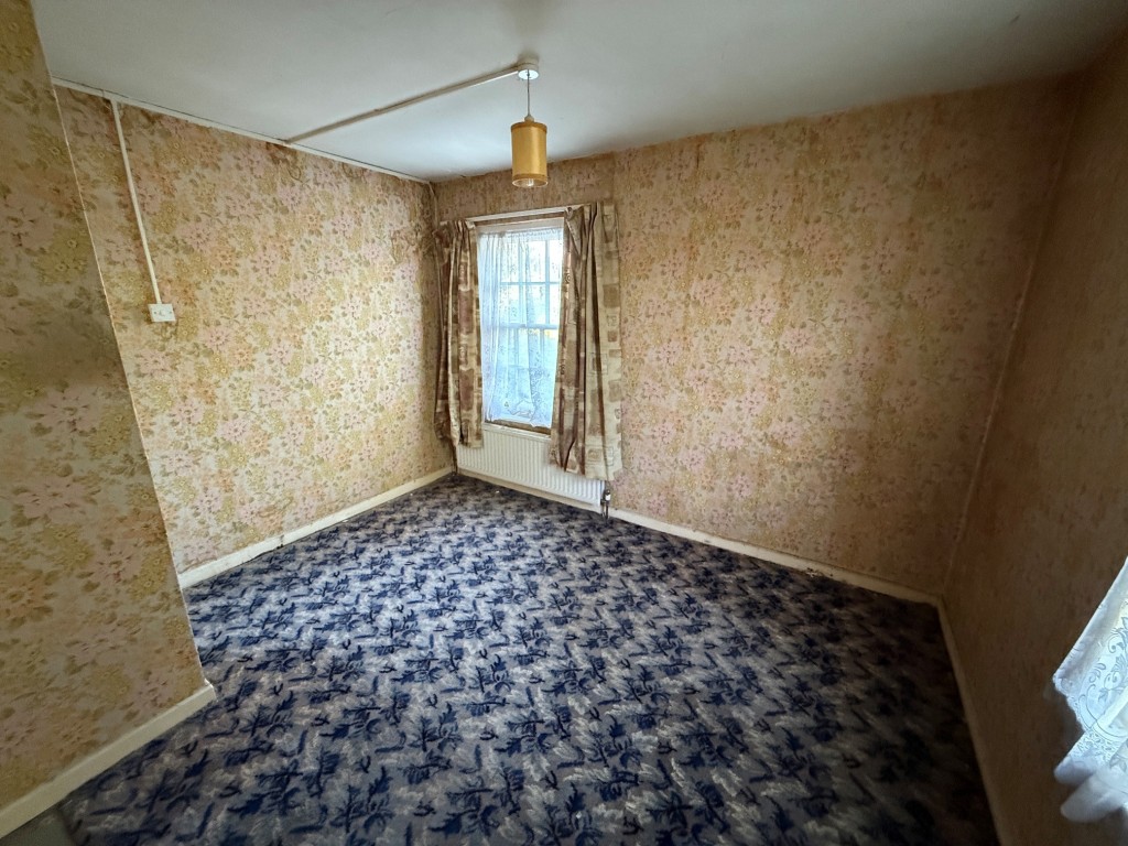 Lot: 210 - FLAT IN NEED OF REFURBISHMENT - Bedroom with dual aspect